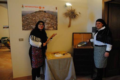 Donne Santagatesi che usano la Farina di grano strampelli