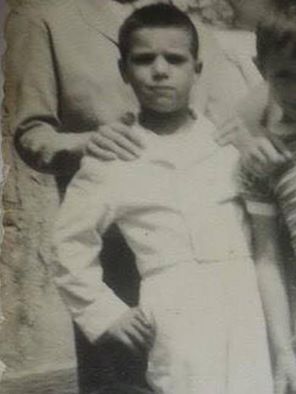 foto del 1957 in tenuta da prima comunione.