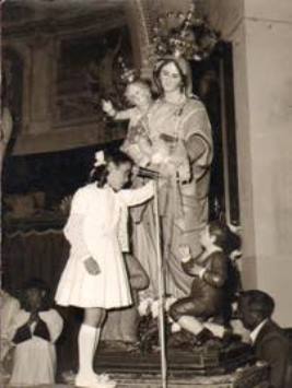 La piccola Lella Ingegno offre la rosa alla Madonna