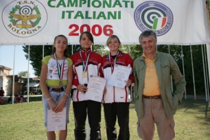 Jennifer la prima da sinistra
