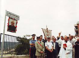 Don Sante Dota benedice la targa della strada a Lui dedicata