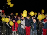 Il lancio dei palloncini gialli