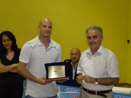 Nella foto Granato riceve il premio e dona una casacca della Nazionale Italiana Campione d'Europa