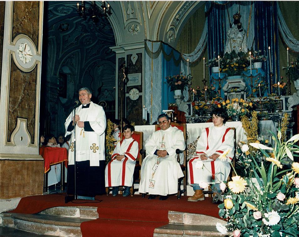       La statua della Madonna Incoronata sullaltare della Chiesa Matrice di San Nicola
       Concelebrazione Eucaristica presieduta da  don Michele Falcone e don Antonio Carboni.

