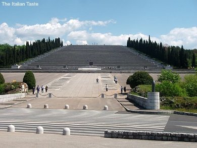 Sacrario di Redipuglia ove riposano 100.000 soldati Italiani caduti per la Patria